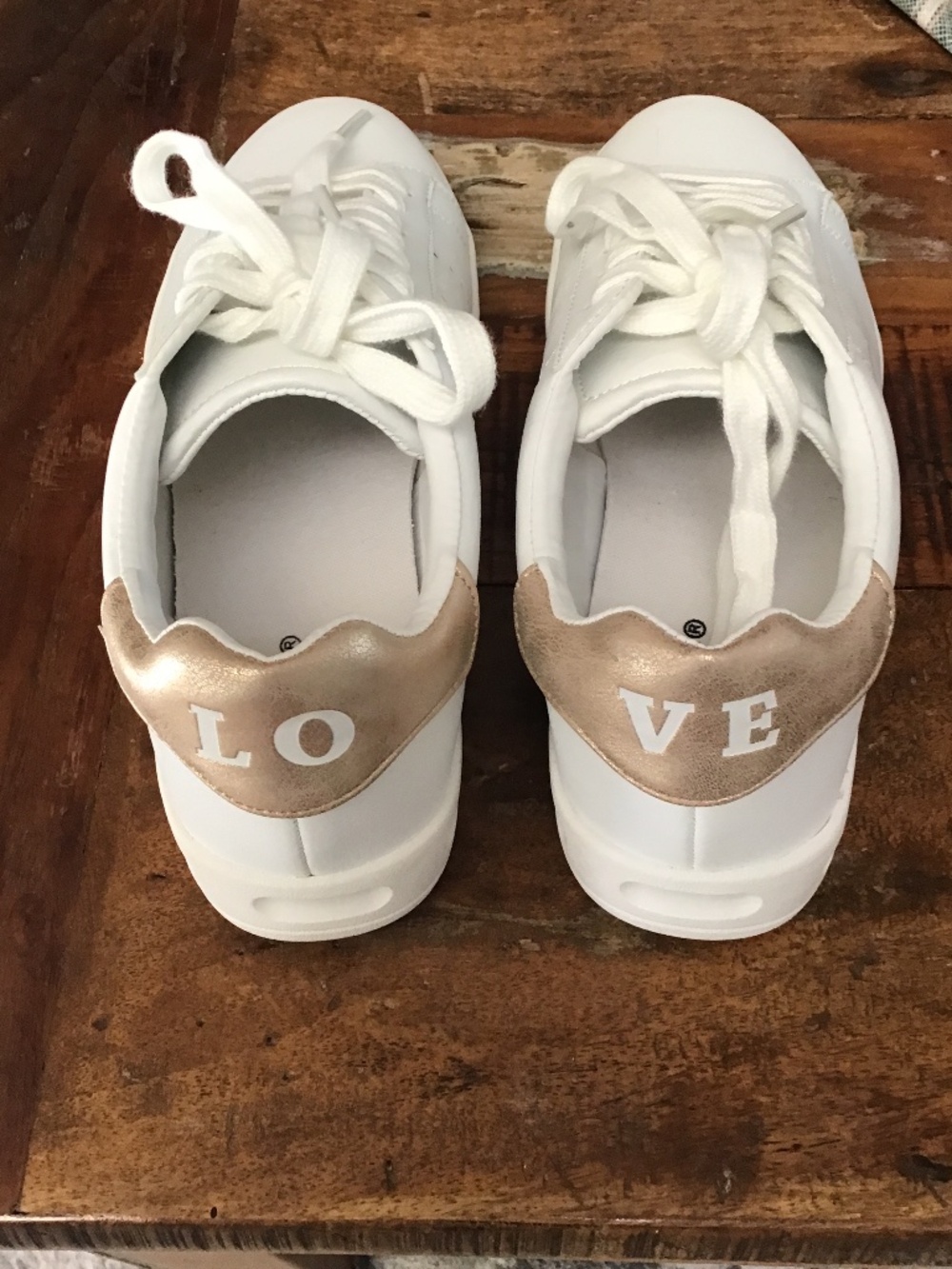 🦋 NWOT Women’s ellos sneakers Sz 7W